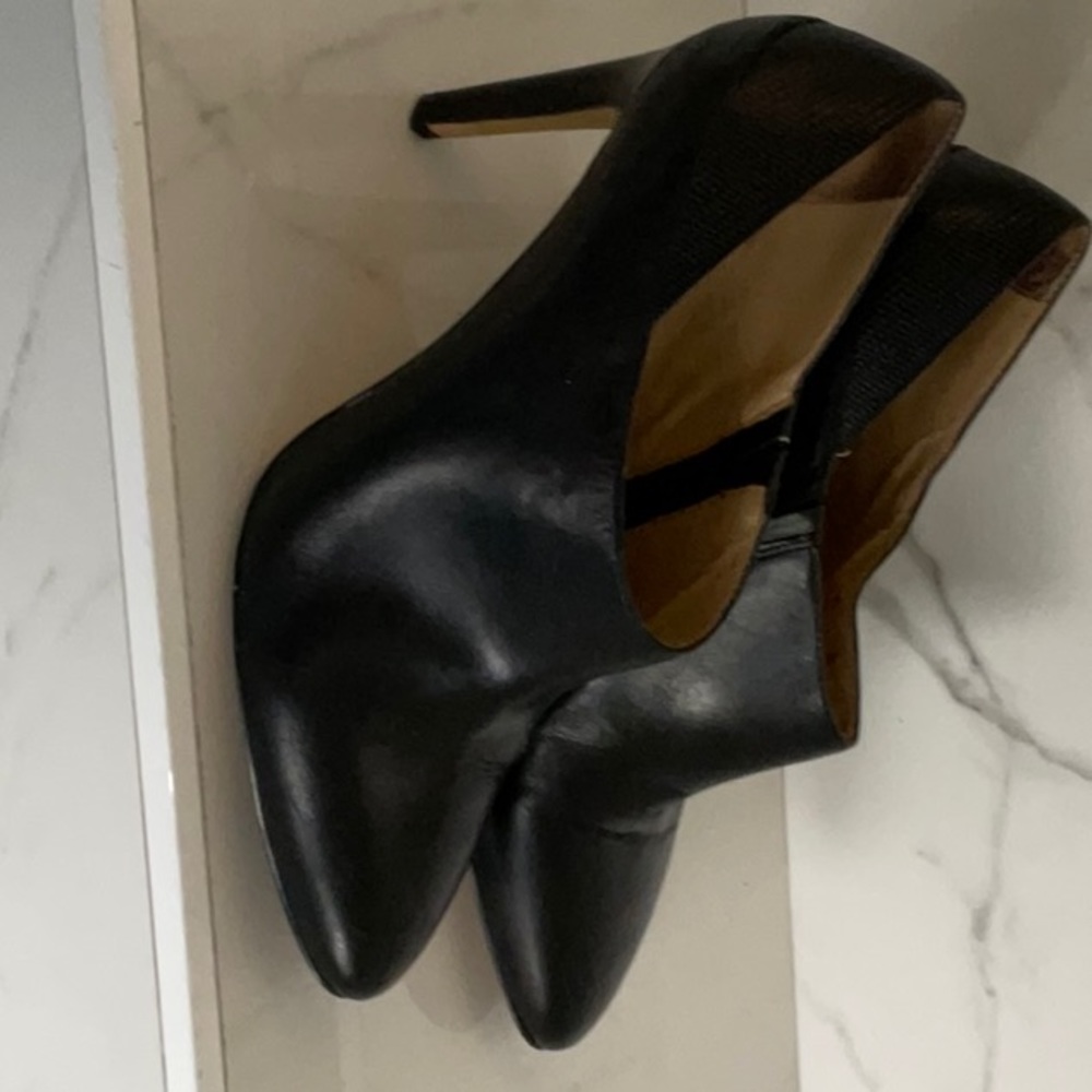 Ann Taylor black leather shooties size 9.5
